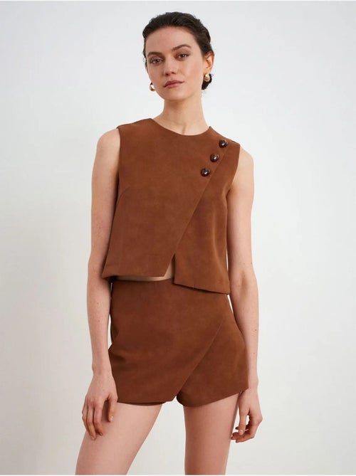 Gilet Court En Simili Cuir À Boutons - Kiabi Gilet Court En Simili Cuir À Boutons - Kiabi