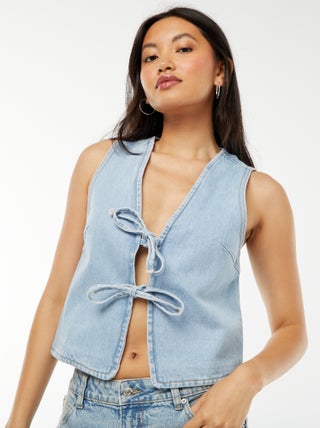 Gilet denim sans manches ouverture nouée