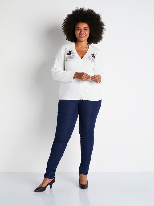 Gilet doux uni col V boutonné court brodé - Afibel - Kiabi