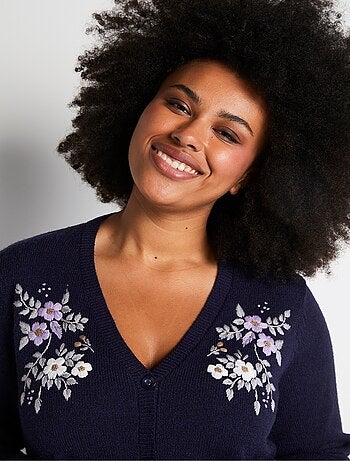 Gilet doux uni col V boutonné court brodé