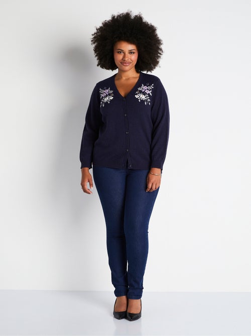 Gilet doux uni col V boutonné court brodé - Kiabi