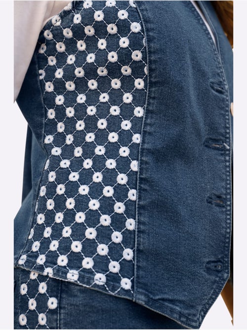 Gilet en jean à encolure en V et boutons avec broderie ajourée - Taille standard - Moda Vilona - Kiabi Gilet en jean à encolure en V et boutons avec broderie ajourée - Taille standard - Moda Vilona - Kiabi