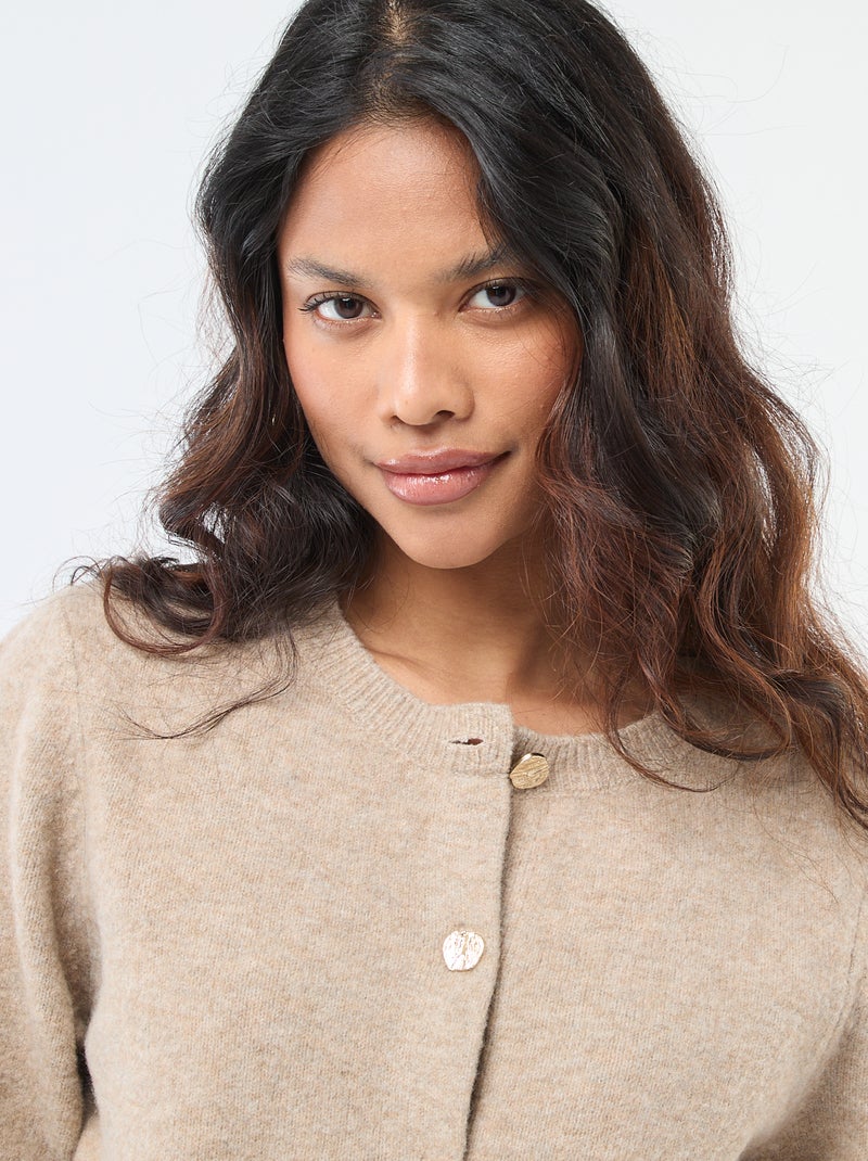 Gilet en maille avec boutons dorés Beige - Kiabi