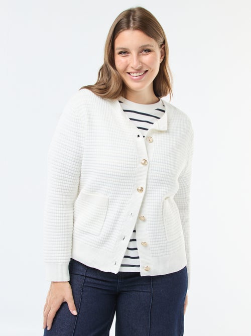 Gilet en maille gaufrée avec boutons dorés - Kiabi