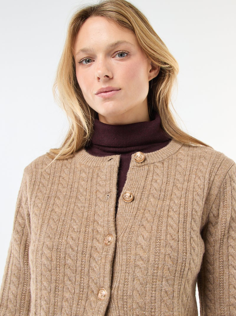 Gilet en maille torsade avec boutonnage doré Beige - Kiabi