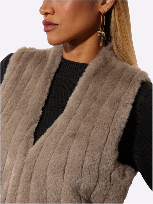 Gilet en tricot imitation fourrure douce - taille standard - helline - Kiabi Gilet en tricot imitation fourrure douce - taille standard - helline - Kiabi