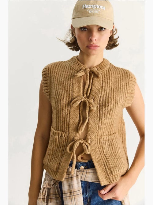 Gilet en tricot texturé avec fermeture à nouer lucci - Kiabi Gilet en tricot texturé avec fermeture à nouer lucci - Kiabi