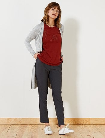 Présent toute l'année dans nos looks, il est une valeur sûre de notre dressing. - Gilet long ouvert - Manches longues - Ceinture à nouer - Longueur dos : 89 cm environ - Notre mannequin porte une taille M et mesure 1m78