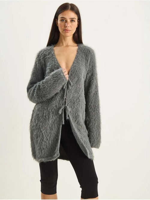 Gilet mi-long texturé à col en v et fermeture à nouer lucci - Kiabi Gilet mi-long texturé à col en v et fermeture à nouer lucci - Kiabi