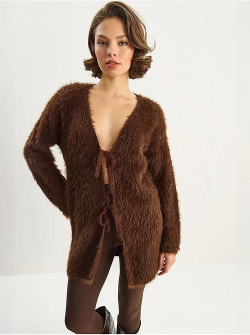 Gilet mi-long texturé à col en v et fermeture à nouer lucci - Kiabi Gilet mi-long texturé à col en v et fermeture à nouer lucci - Kiabi
