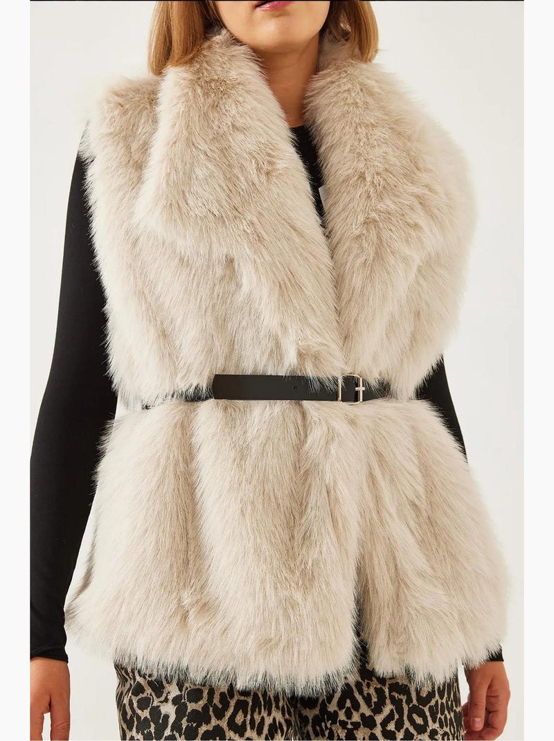 Gilet sans manches à col châle en fausse fourrure et boucle lucci Blanc cassé - Kiabi