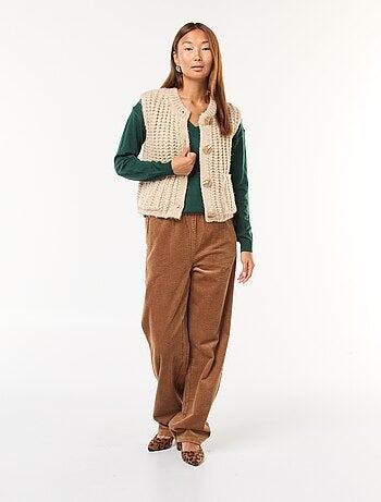 Gilet sans manches avec ouverture à larges boutons martelés