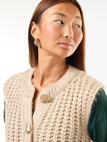 Gilet sans manches avec ouverture à larges boutons martelés