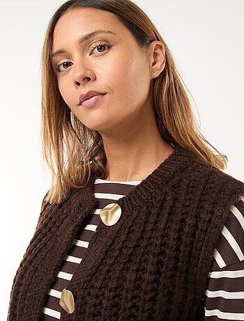 Gilet sans manches avec ouverture à larges boutons martelés