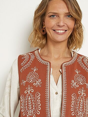 Gilet sans manches brodé style scandinave