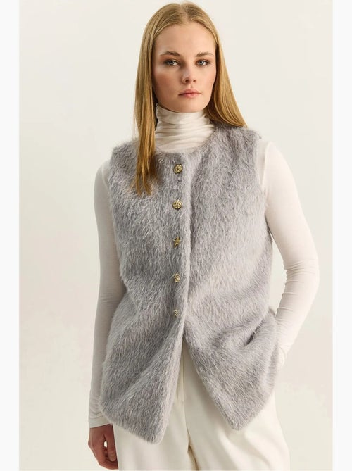 Gilet sans manches en peluche épaisse avec fermeture à boutons lucci - Kiabi Gilet sans manches en peluche épaisse avec fermeture à boutons lucci - Kiabi