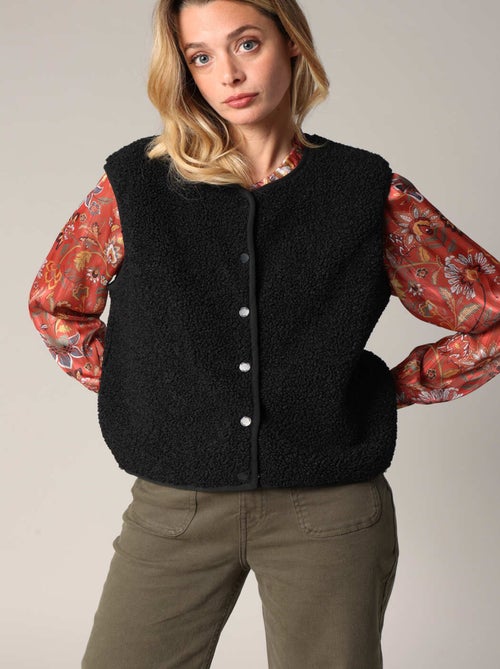 Gilet sans manches en sherpa avec fermeture pressionnée
 'Deeluxe' - Kiabi