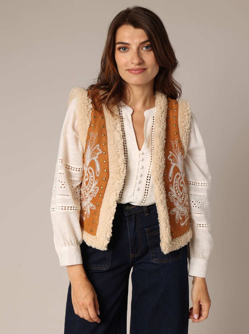 Gilet sans manches façon peau retournée, détails cloutés et broderie discrète
 'Deeluxe' Marron cappuccino - Kiabi