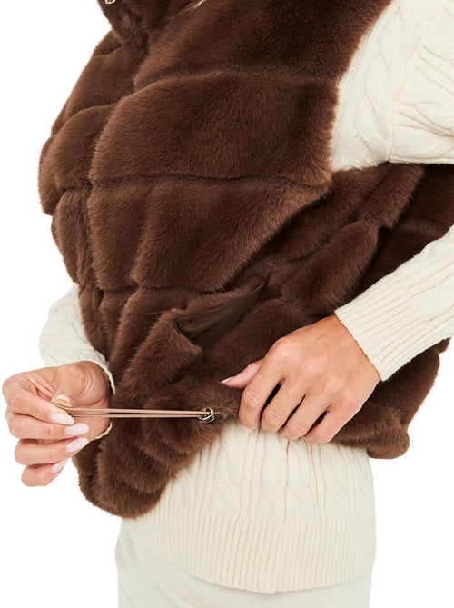 Gilet sans manches fausse fourrure pc2 - Kiabi Gilet sans manches fausse fourrure pc2 - Kiabi