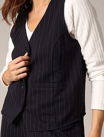 Gilet sans manches pour femme en tissu rayé, avec un style couture audacieux
'Deeluxe'