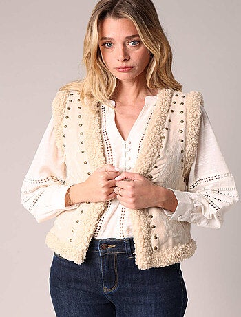 Gilet sans manches style daim, détails cloutés et broderie discrète 'Deeluxe'