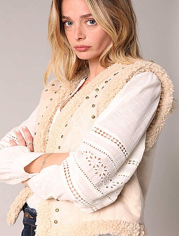 Gilet sans manches style daim, détails cloutés et broderie discrète 'Deeluxe'