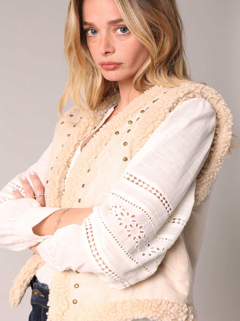 Gilet sans manches style daim, détails cloutés et broderie discrète 'Deeluxe' Ecru - Kiabi