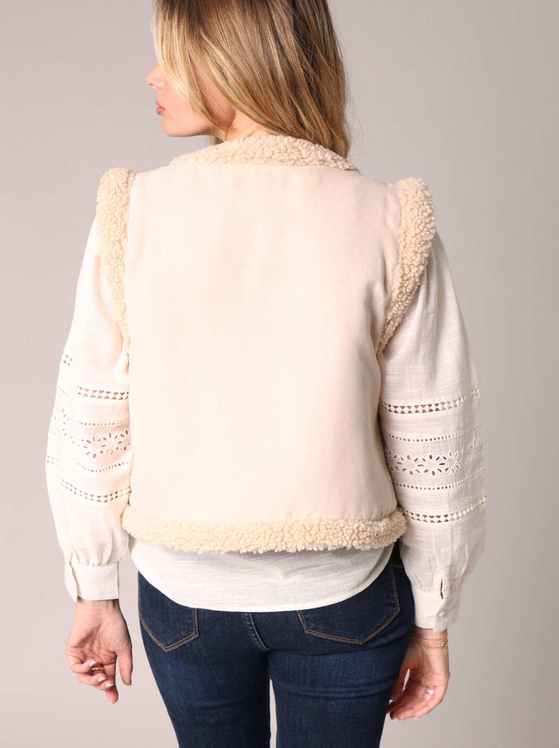 Gilet sans manches style daim, détails cloutés et broderie discrète 'Deeluxe' Ecru - Kiabi