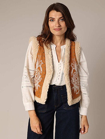 Gilet sans manches style daim, détails cloutés et broderie discrète. 'Deeluxe'