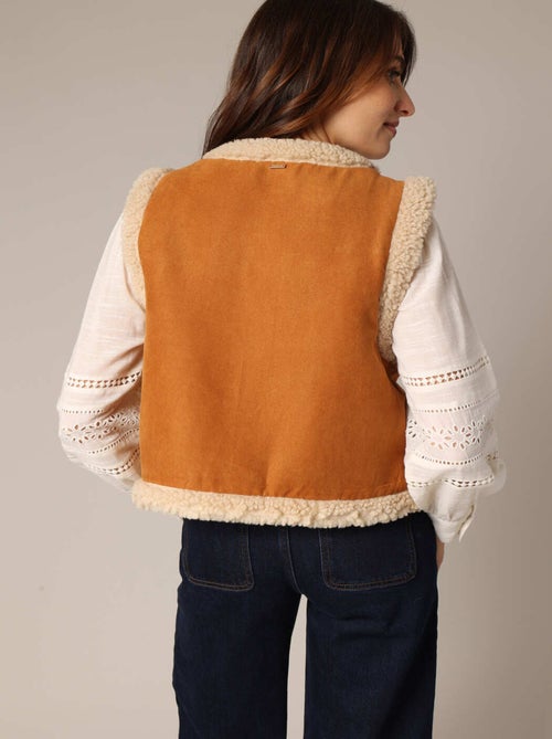 Gilet sans manches style daim, détails cloutés et broderie discrète 'Deeluxe' - Kiabi