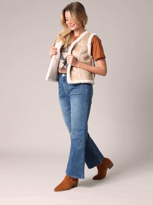 Gilet sans manches style sherpa avec une touche folk
 'Deeluxe' - Kiabi