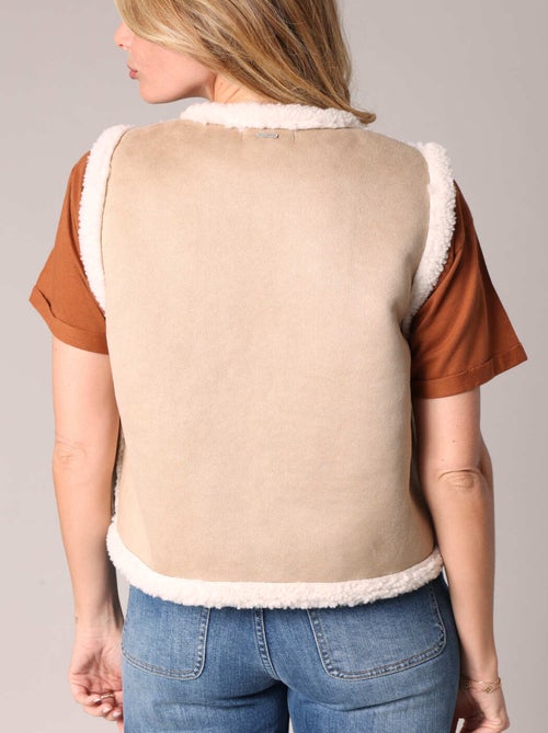 Gilet sans manches style sherpa avec une touche folk
 'Deeluxe' - Kiabi