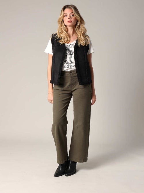 Gilet sans manches style sherpa avec une touche folk
 'Deeluxe' - Kiabi