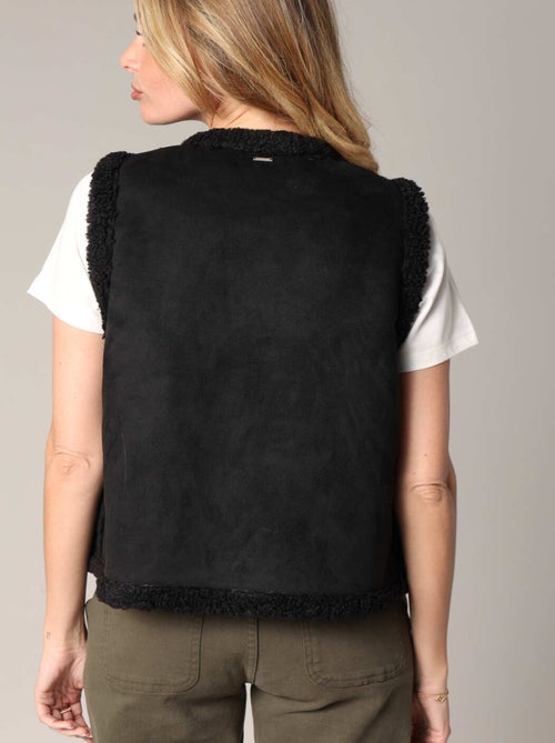Gilet sans manches style sherpa avec une touche folk
 'Deeluxe' - Kiabi