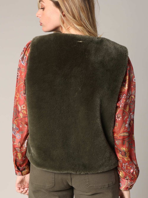 Gilet sans manches ultra doux imitation fourrure
 'Deeluxe' - Kiabi