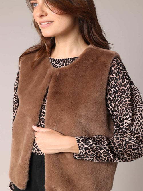 Gilet sans manches ultra doux imitation fourrure
 'Deeluxe' - Kiabi