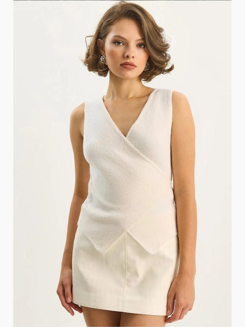 Gilet slim fit à col en v et fermeture à nouer lucci - Kiabi Gilet slim fit à col en v et fermeture à nouer lucci - Kiabi