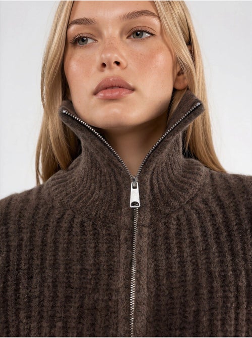 Gilet zippé à col roulé épais et texturé - Kiabi Gilet zippé à col roulé épais et texturé - Kiabi
