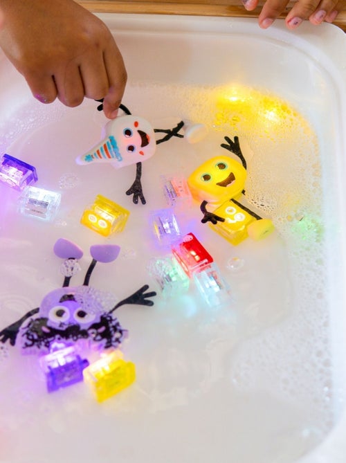 Glo Pals - Personnage Lila violet et 2 cubes lumineux - Kiabi