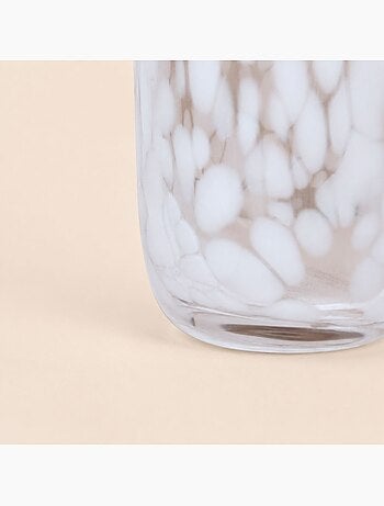 Gobelet en verre tacheté blanc