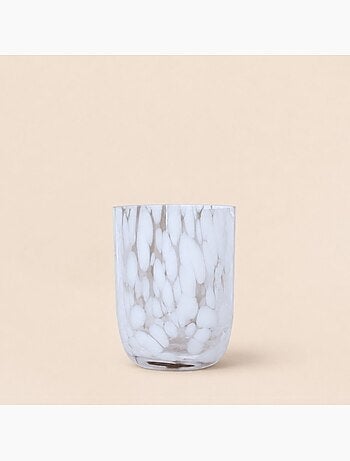 Gobelet en verre tacheté blanc