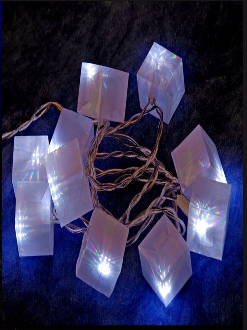 Guirlande cubes lumineux 10 Led blanc - Kiabi Guirlande cubes lumineux 10 Led blanc - Kiabi
