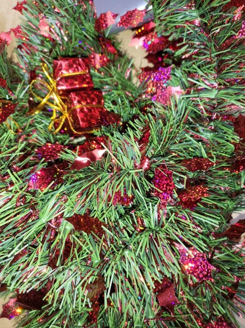Guirlande de Noel houx et cadeaux - Kiabi Guirlande de Noel houx et cadeaux - Kiabi