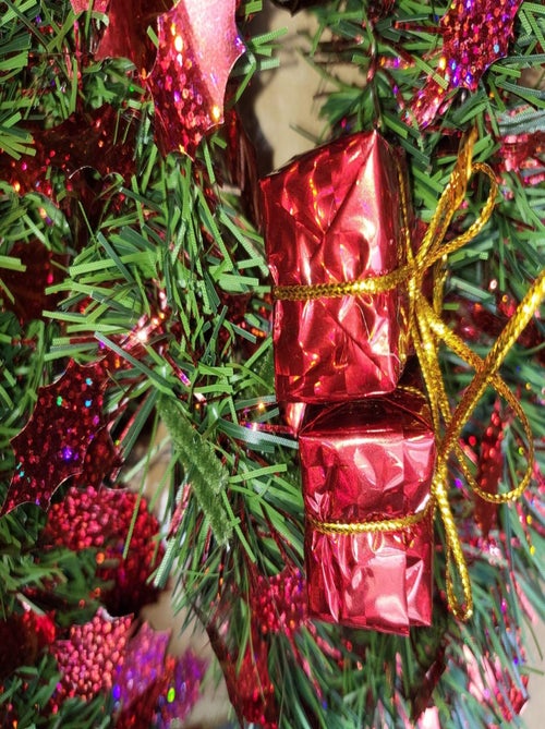 Guirlande de Noel houx et cadeaux - Kiabi Guirlande de Noel houx et cadeaux - Kiabi