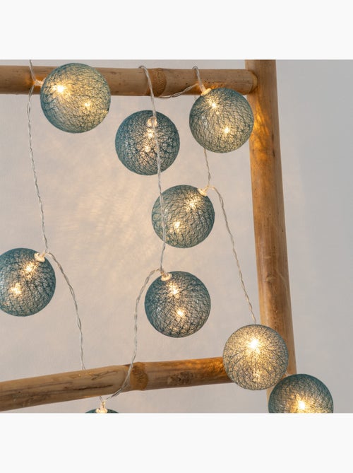 Guirlande LED à pile 10 boules lumineuses en coton tressé TARA - Kiabi Guirlande LED à pile 10 boules lumineuses en coton tressé TARA - Kiabi
