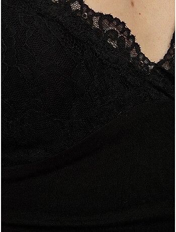 Haut à col en V avec détails en dentelle