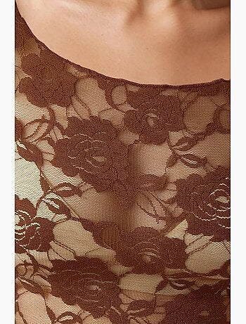 Haut court en dentelle florale de la collection pika hiccup