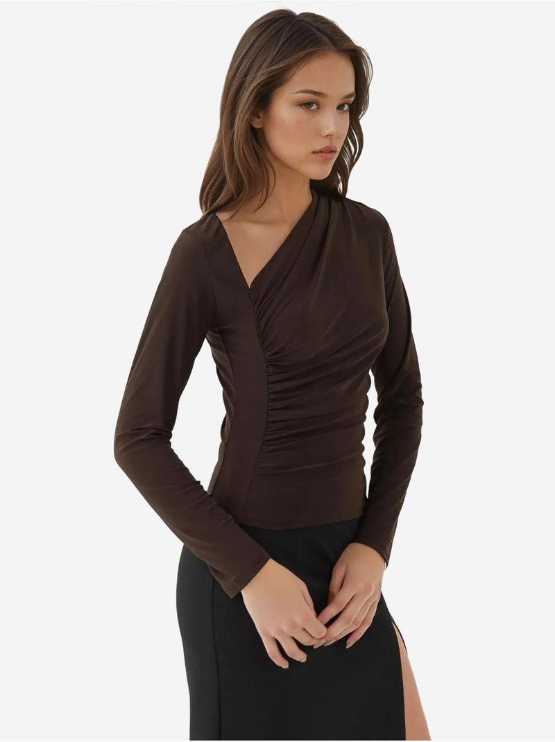 Haut tricoté à manches longues et col asymétrique Marron foncé - Kiabi