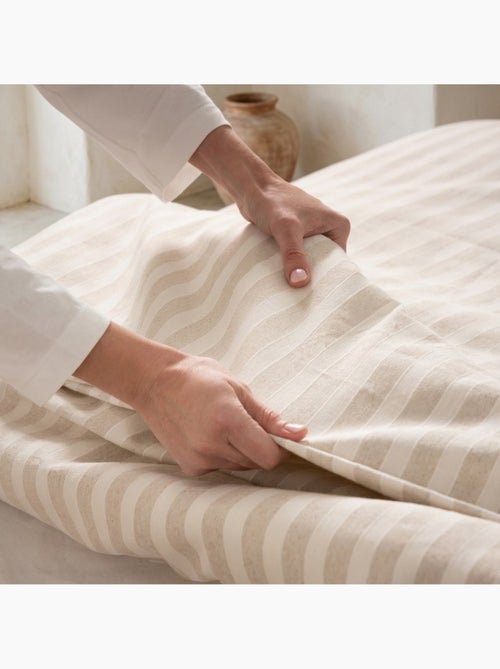 Housse de couette en coton à rayures en relief, tissu texturé. N’inclut pas les taies d’oreiller. - Kiabi Housse de couette en coton à rayures en relief, tissu texturé. N’inclut pas les taies d’oreiller. - Kiabi