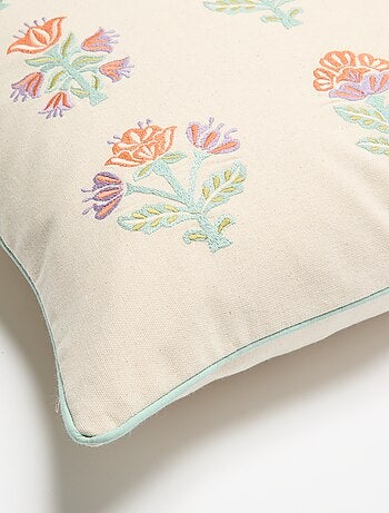 Housse de coussin brodée